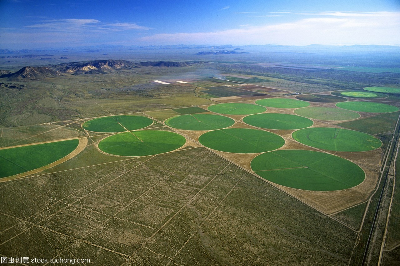 農(nóng)業(yè)-中心支點的鳥瞰圖,位于美國亞利桑那州dateland附近的沙漠環(huán)境。